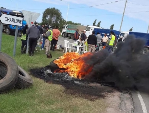 Esto no da para más transportistas de granos protestan a la vera de las rutas en reclamo de una suba de tarifas